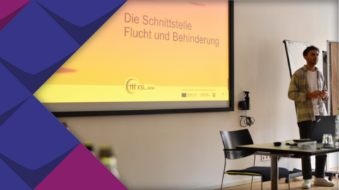 Maher Seger präsentiert Power-Point. Auf der Leinwand steht: Schnittstelle Flucht und Behinderung.