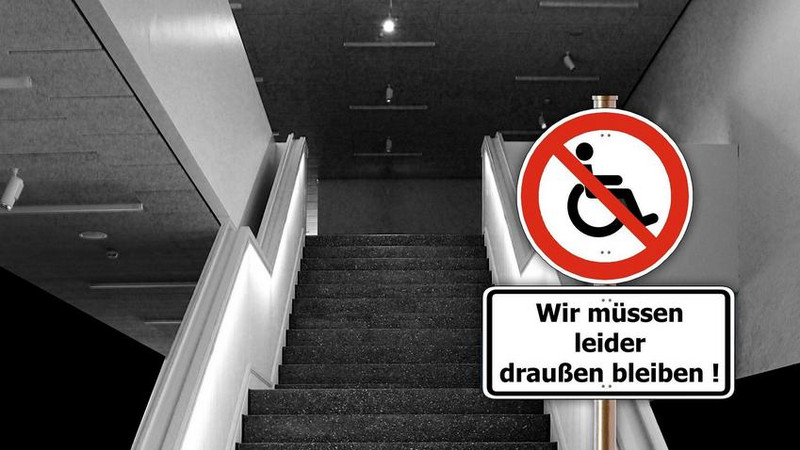 En Rollstuhl steht am Fuß einer Rolltreppe. auf einem Verbotsschid daneben steht in einem roten Kreis Wir müpssen leider draußen bleiben.