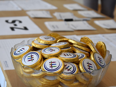 Eine Schüssel voller Schokoladentaler