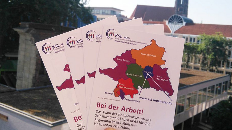 Ein Fächer der neuen Postkarte vor der münsteraner Stadtkulisse