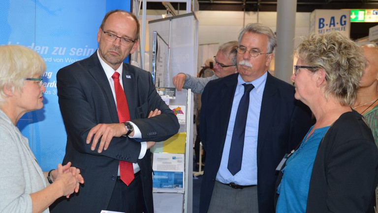 (v.l.) Annette Schlatholt, (LAG), Rainer Schmeltzer (Sozialminister NRW), Roland Borosch (Sozialminsterium NRW), Anke Schwarze (KSL Münster) bei einem kleinen „Messeplausch“.