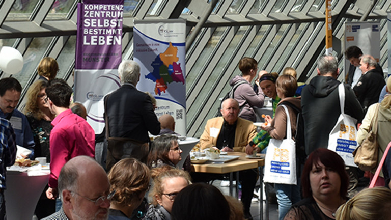 Blick in den verglasten Anbau des Wissenschaftsparks in Gelsenkirchen. Die Auftaktveranstaltung zum Persönlichen Budget war richtig gut besucht.