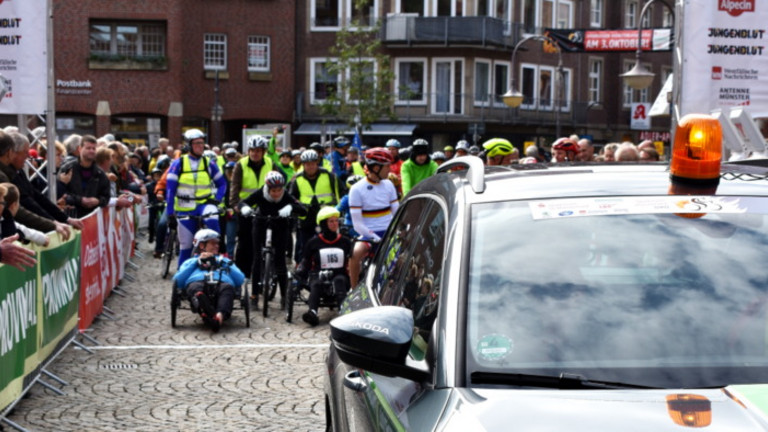 Teilnehmer*innen vor Beginn des Giro inklusiv 2018 im Startfeld