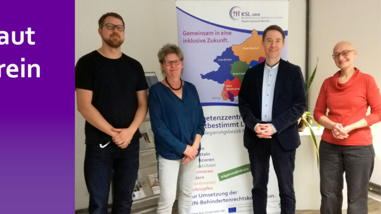 Links steht ein Text: Anselm Kipp schaut im KSL Münster rein und rechts ist ein Bild mit Anselm Kipp und Mitarbeiter*innen des KSL Münster