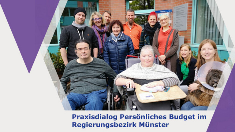 Eine Grafik mit dem Logo der Kampagne "Persönliches Budget  - Mehr als Geld" (links) und ein Bild (rechts) mit Teilnehmenden des Praxisdialogs.