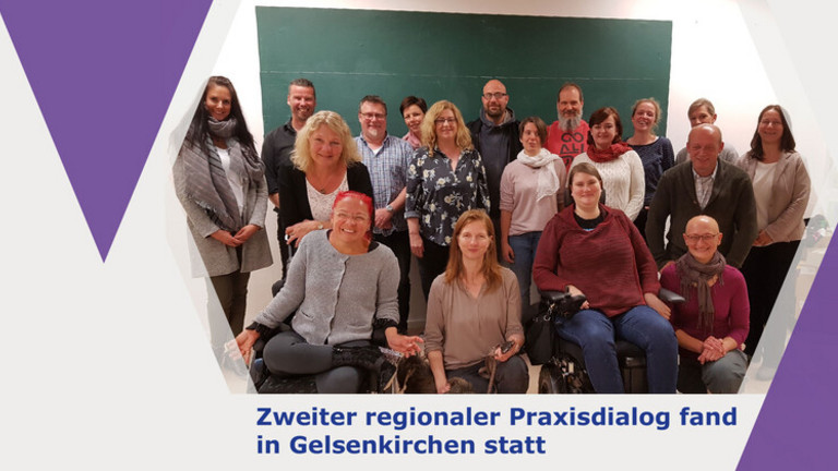 Eine Grafik mit dem Logo der Kampagne "Persönliches Budget  - Mehr als Geld" (links) und ein Bild (rechts) mit Teilnehmenden des Praxisdialogs Südwest in Gelsenkirchen.