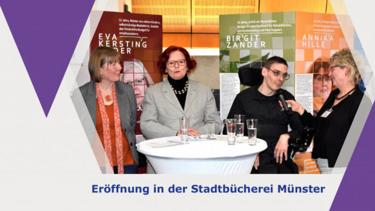 Wanderausstellung in der Stadtbücherei Münster eröffnet (eine Grafik mit dem Logo der Kampagne Persönliches Büdget - Mehr als Geld und ein Bild mit den Veranstaltern der Ausstellung.