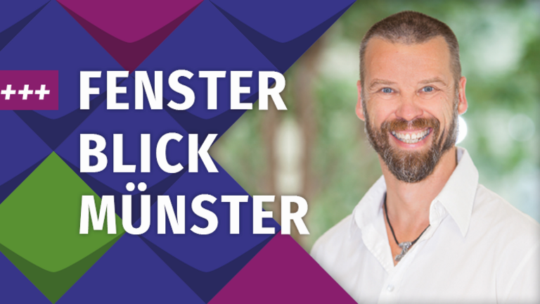 Oliver Schneider vom KSL.Münster auf lila-farbigen Kacheln im Fensterblick des KSL.Münster