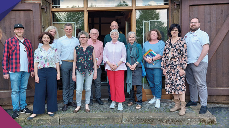 Gruppenfoto vom Werkstattgespräch in Steinfurt neben den Kacheln des KSL.Münster
