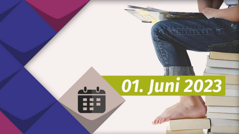 Person sitzt auf einem Bücherstapel, dem Symbolbild der Lesung namens Eigensinn, neben den Kacheln des KSL.Münster