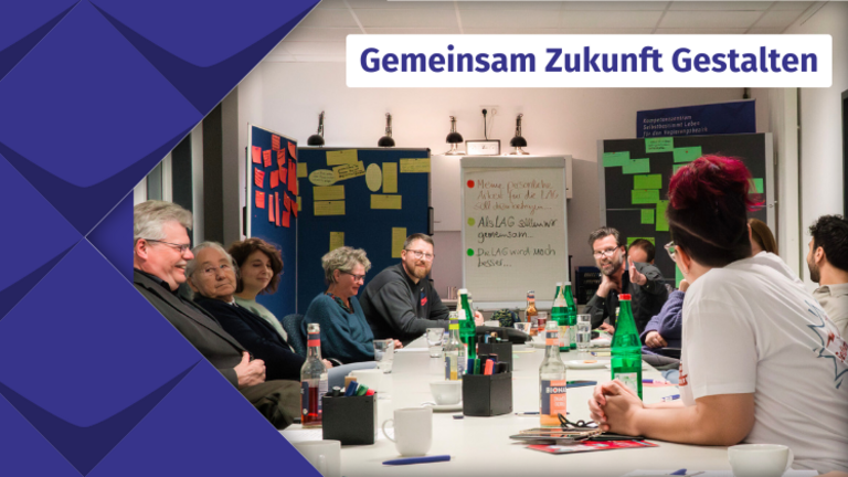 Foto der Diskussionsrunde: Zu sehen sind Vorstandsmitglieder und Projektmitglieder der LAG