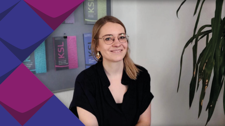 Ein Foto von Debora Stockmann: Sie ist die neue Leitern des KSL.Münster -eine junge Frau mit Brille 