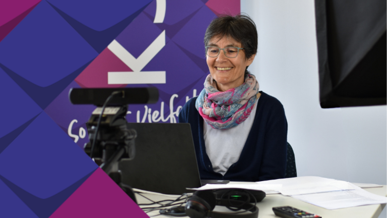 Foto von Martina Steinke am Schreibtisch, während sie sich im Zoom-Meeting befindet