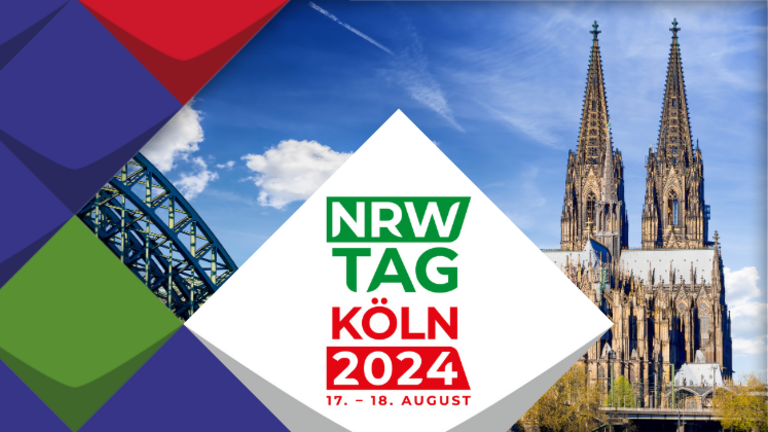 Fotografie des Kölner Doms. Davor das Logo des NRW-Tag in Köln am 17. und 18. August 2024