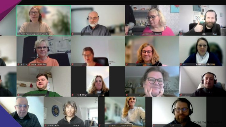 Rund 20 Personen in einem Zoom-Meeting