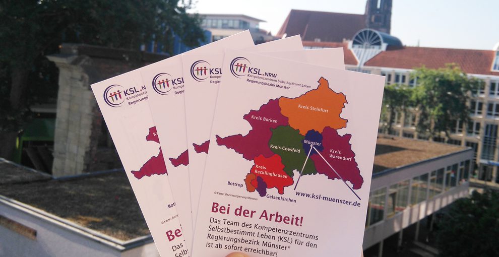 Ein Fächer der neuen Postkarte vor der münsteraner Stadtkulisse