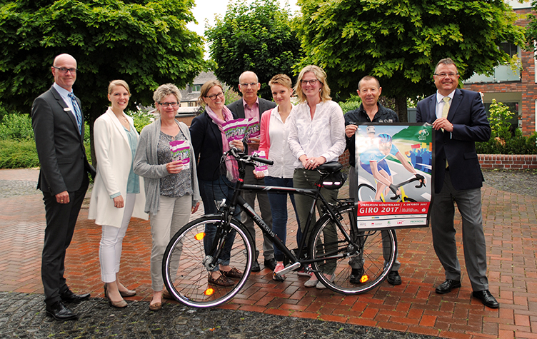 ​​​​​​​(v.l.) Jürgen Schnittker (Sparkasse Beckum-Wadersloh), Kerstin Dewaldt (Organisation Sparkassen-Münsterland-Giro), Anke Schwarze und Ira Middendorf-Kleymann (beide Kompetenzzentrum Selbstbestimmt Leben Regierungsbezirk Münster), Bruno Gerding und Sabrina Harms (beide Anna-Katharinenstift Karthaus), Sylvia Voß (Gemeinde Wadersloh), Horst Jasperneite (Radsportclub Wadersloh) und Bürgermeister Christian Thegelkamp.