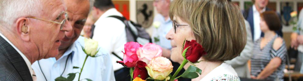 Die LAG-Vorsitzende Geesken Wörmann wird ein Blumenstrauß überreicht.