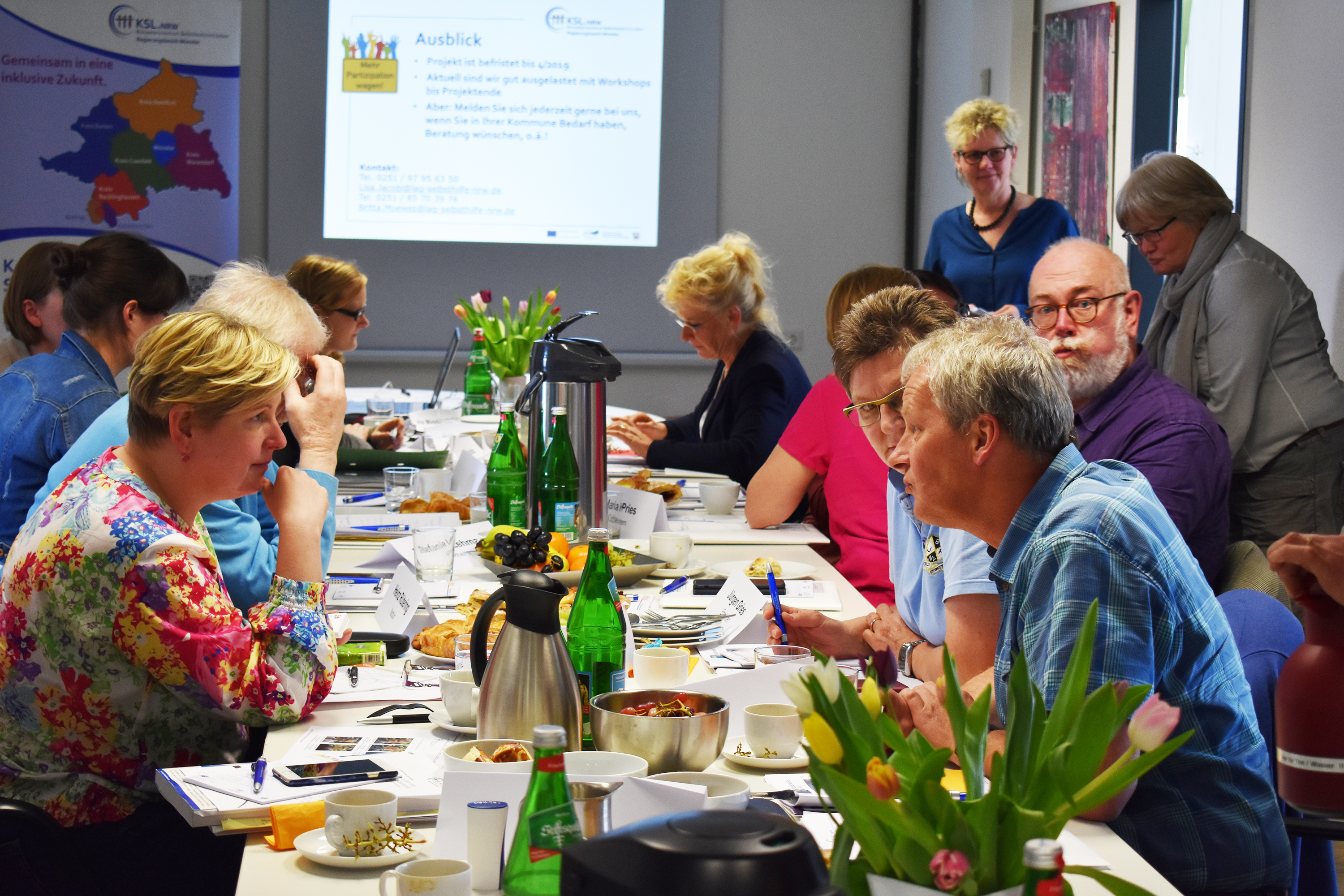 Beim Netzwerk-Treffen der Behindertenbeauftragten tauschten sich die Beteiligten an der langen Tafel engagiert aus