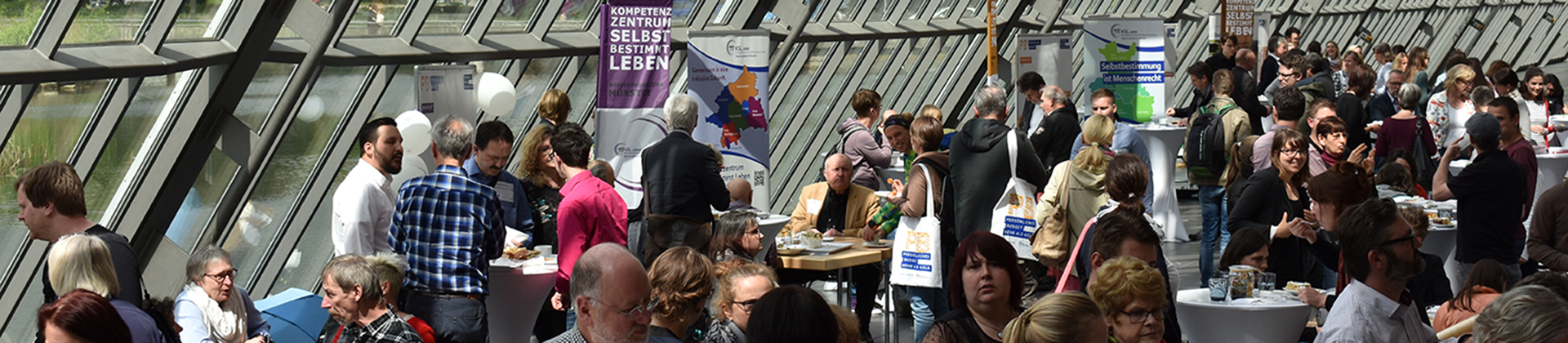 Blick in den verglasten Anbau des Wissenschaftsparks in Gelsenkirchen. Die Auftaktveranstaltung zum Persönlichen Budget war richtig gut besucht.