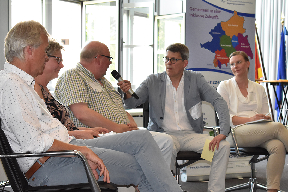 Talkrunde zum Thema "Politische Partizipation im Kreis Steinfurt" (v.l.) Walter Rott, Soazialamtsleiter, Anke Schwarze Projektleitung KSL Münster, Thomas Gesenhues, Vorbereitungskreis Inklusionsbeirat, Moderator Holger Beller, Britta Möwes, Projekt "Mehr Partizipation wagen!"