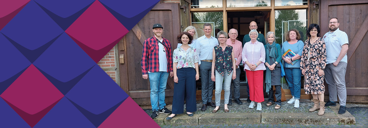 Gruppenfoto vom Werkstattgespräch in Steinfurt neben den Kacheln des KSL.Münster