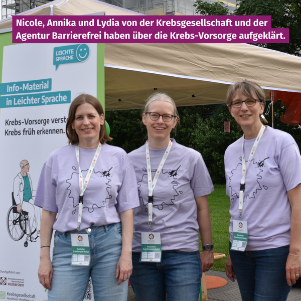 Nicole, Annika und Lydia von der Krebsgesellschaft und der Agentur Barrierefrei vor dem Stand. Sie haben über Krebsvorsorge aufgeklärt.