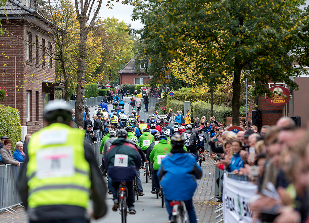 Das Fahrerfeld des GIRO inklusiv 2017 in Wadersloh auf derStrecke und von hinten gesehen.